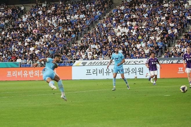지난 12일 울산문수축구경기장에서 펼쳐진 K리그1 21라운드 울산HD와의 경기에서 세징야가 발리슛을 넣고 있다.<대구FC 제공>