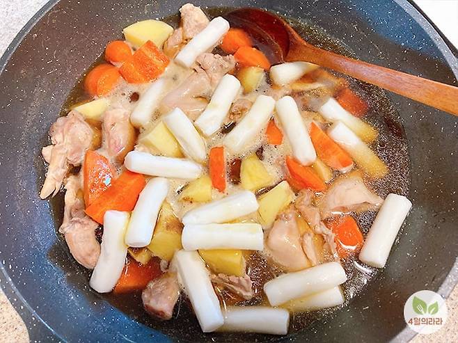 닭에 감자 당근 떡을 넣은 모습