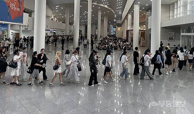 지난 10일 투모로우바이투모로우 게릴라 콘서트 입장을 기다리는 팬과 시민으로 광주시청이 꽉 차 있는 모습이다. 광주관광공사 제공