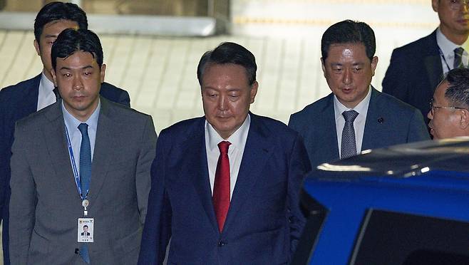 윤석열 전 대통령이 9일 서울 서초구 서울중앙지법에서 열린 직권남용 등 혐의 영장실질심사(구속 전 피의자 심문)를 마친 뒤 대기 장소인 서울구치소로 이동하기 위해 법원을 나서고 있다. (사진/뉴시스)