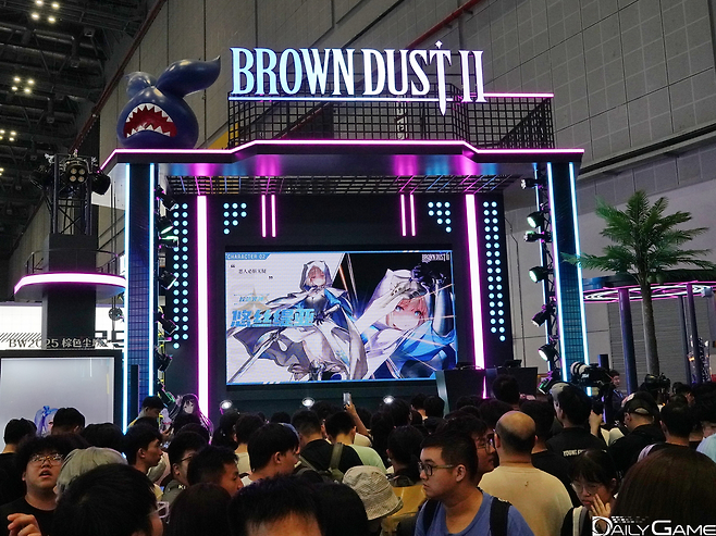 여름 축제를 콘셉트로 꾸며진 '브라운더스트2' 전시 부스.