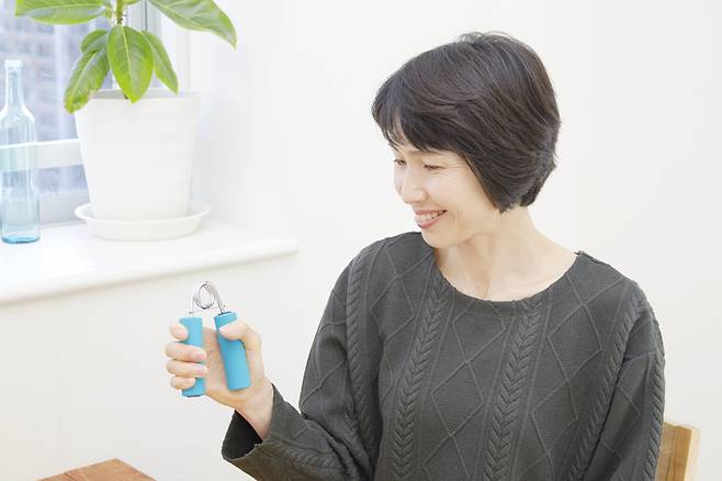 중년의 운동은 안전이 중요하다. 악력이 강해지면 각종 질병과 조기 사망 위험이 낮아진다. [사진=게티이미지뱅크]