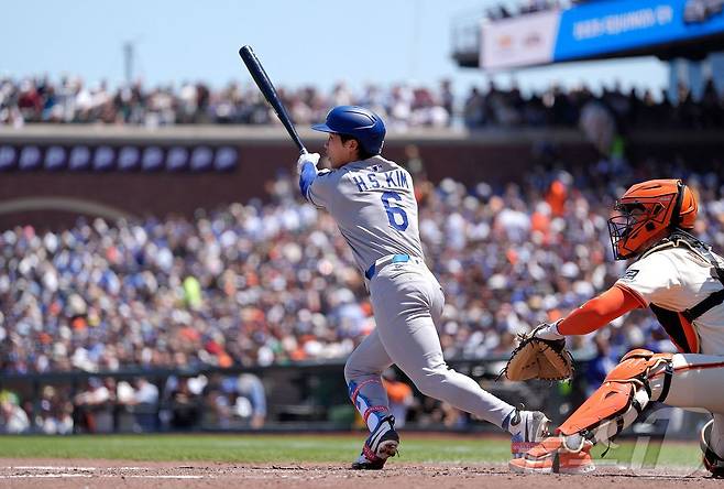 LA 다저스 김혜성이 13일(한국시간) 열린 2025 메이저리그 샌프란시스코 자이언츠전에서 6회초 1타점 적시타를 때려 팀의 7연패 탈출을 이끌었다. ⓒ AFP=뉴스1