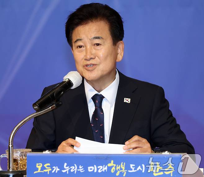 정동영 더불어민주당 의원(통일부 장관 후보자)이 11일 전북 완주군 완주군청 문예회관에서 열린 피지컬AI 모빌리티 실증 선도사업 전북 세미나에서 인사말을 하고 있다. 2025.7.11/뉴스1 ⓒ News1 유경석 기자