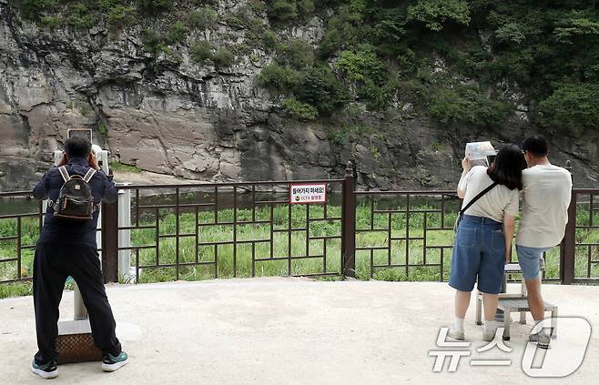 유네스코 세계문화 유산 등재가 확정된 울산 울주군 대곡리 반구대 암각화에서 13일 시민들이 망원경으로 암각화를 보고 있다. 2025.7.13/뉴스1 ⓒ News1 조민주