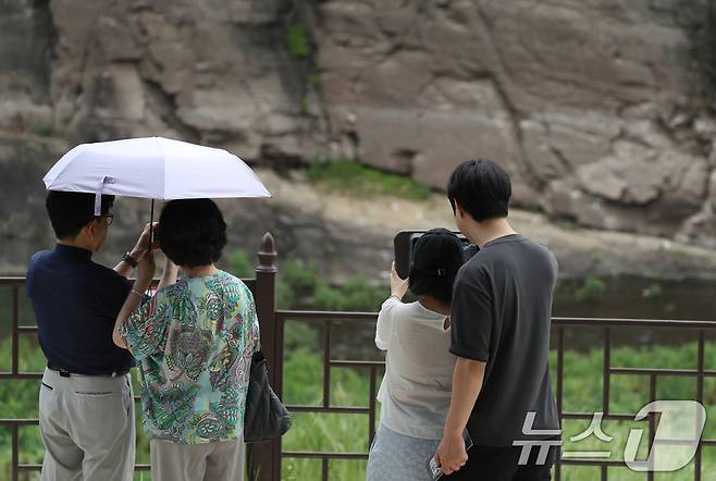 유네스코 세계문화 유산 등재가 확정된 울산 울주군 대곡리 반구대 암각화에서 13일 시민들이 망원경으로 암각화를 보고 있다. 2025.7.13/뉴스1 ⓒ News1 조민주 기자