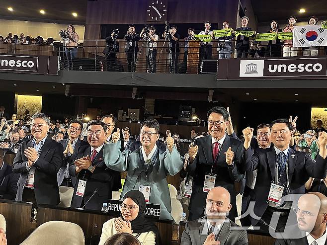 최응천 국가유산청장을 비롯한 참석자들이 12일(한국시간) 제47차 유네스코 세계유산위원회에서 선사시대 생활문화를 엿볼 수 있는 바위그림인 '반구천의 암각화'가 세계유산 목록에 등재되자 손뼉치고 있다. (외교부 제공. 재판매 및 DB금지) 2025.7.12/뉴스1