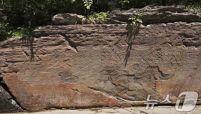 12일(한국시간) 제47차 유네스코 세계유산위원회에서 선사시대 생활문화를 엿볼 수 있는 바위그림인 '반구천의 암각화'를 세계유산 목록에 등재하기로 결정했다. 사진은 울주 천전리 명문과 암각화의 모습. (국가유산청 제공. 재판매 및 DB금지) 2025.7.12/뉴스1