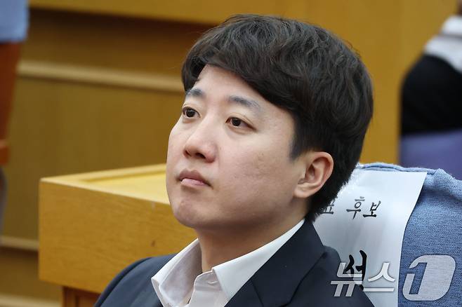 개혁신당 차기 당대표 선거에 단독 출마한 이준석 의원이 13일 오후 서울 여의도 국회에서 열린 개혁신당 제2차 전당대회 1차 온라인토론회에 참석해 있다. 2025.7.13/뉴스1 ⓒ News1 이광호 기자