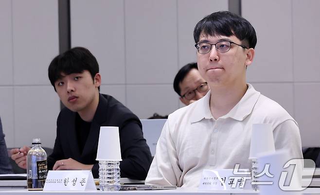 한성존 대한전공의협의회 비상대책위원장(오른쪽)과 이선우 대한의과대학·의학전문대학원학생협회 비대위원장이 13일 서울 용산구 대한의사협회 대강당에서 열린 제1회 전국의사 의료정책 심포지엄을 찾아 주제 발표를 경청하고 있다. 2025.7.13/뉴스1 ⓒ News1 박지혜 기자