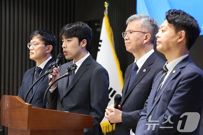박주민 국회 보건복지위원장(왼쪽부터), 이선우 대한의과대학·의학전문대학원학생회 비상대책위원장, 김택우 대한의사협회장, 김영호 교육위원장이 12일 오후 서울 용산구 대한의사협회에서 의과대학 교육 정상화를 위한 공동 성명서를 발표하고 있다. 2025.7.12/뉴스1 ⓒ News1 신웅수 기자