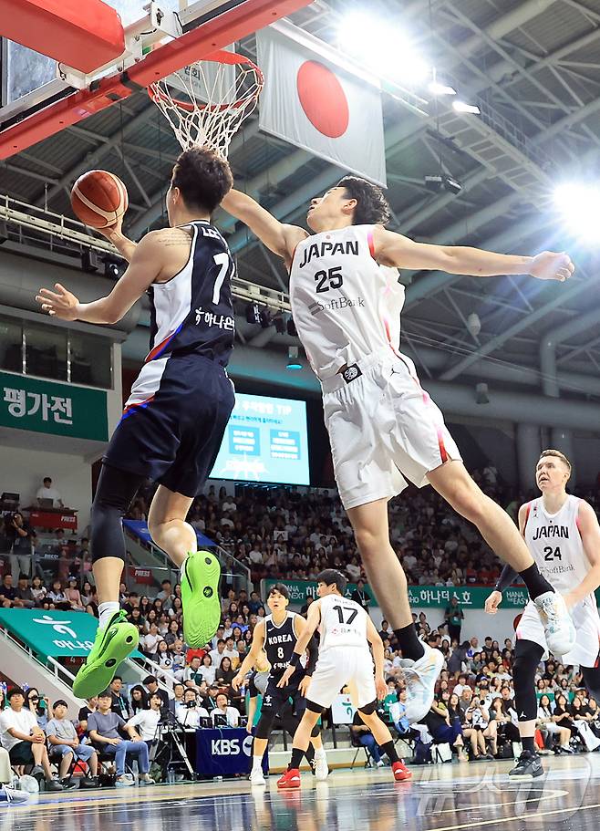 13일 오후 경기도 안양 정관장 체육관에서 열린 하나은행 초청 2025 남자농구 국가대표 평가전 대한민국과 일본의 경기, 대한민국 이현중이 1쿼터 리버스 레이업 슛을 하고 있다. 2025.7.13/뉴스1 ⓒ News1 김진환 기자