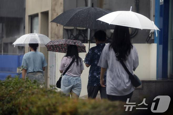 13일 광주전남 일부지역에 호우주의보가 발효된 가운데 동구 아시아문화전당 옆길에 시민들이 우산을 쓰며 걸어가고 있다. 2025.7.13/뉴스1 ⓒ News1 김태성 기자
