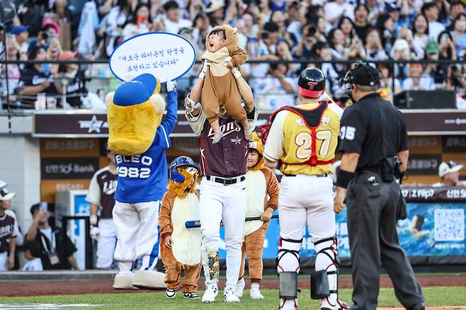 12일 대전 한화생명 볼파크에서 열린 2025 KBO 올스타전에서 드림 올스타 류지혁이 딸 이엘양을 번쩍 들어을리고 있다. 사진 | 삼성 라이온즈