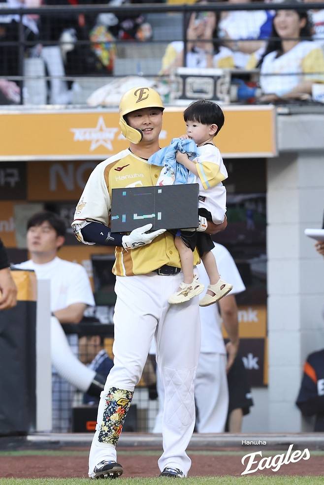 12일 대전 한화생명 볼파크에서 열린 2025 KBO 올스타전에서 나눔 올스타 이도윤이 아들 동연군을 안고 등장하고 있다. 사진 | 한화 이글스