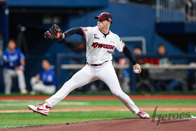 키움 로젠버그가 서울 고척스카이돔에서 열린 2025 KBO리그 삼성전에 선발 등판해 역투하고 있다. 사진 | 키움 히어로즈