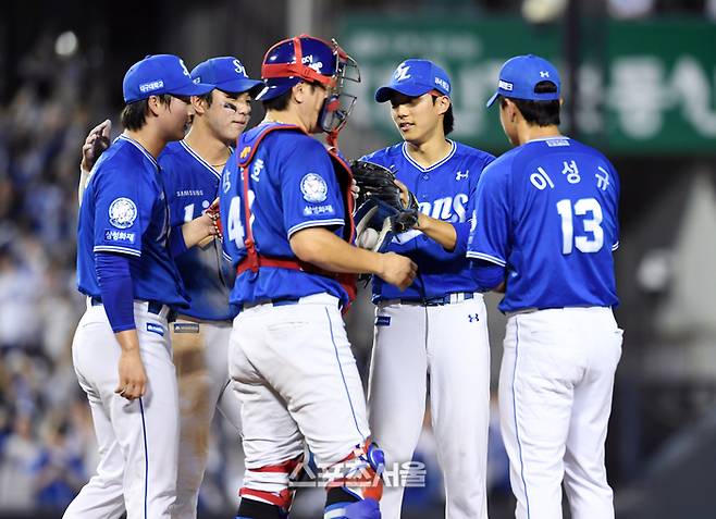 삼성 선수들이 서울 잠실구장에서 열린 2025 KBO리그 두산과전에서 서 6-4로 역전승을 거둔 뒤 하이파이브를 나누고 있다. 잠실 | 박진업 기자 upandup@sportsseoul.com