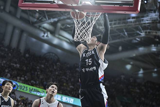 남자농구 대표팀 김종규가13일 안양 정관장 아레나에서 열린 2025 남자농구 국가대표 평가전 일본과 2차전에서 덩크를 꽂고 있다. 사진 | 대한민국농구협회