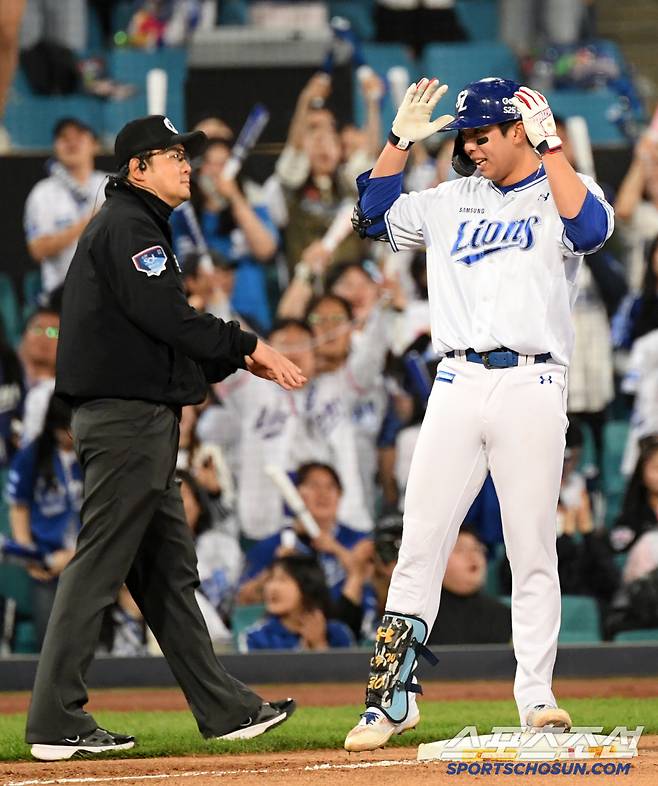 24일 대구 라이온즈파크에서 열린 삼성 라이온즈와 KIA 타이거즈의 경기. 3회말 1사 3루 삼성 김영웅이 안타를 날린 뒤 3루까지 진루하고 있다. 대구=박재만 기자 pjm@sportschosun.com/2025.04.24/