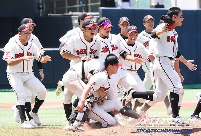 12일 서울 목동구장에서 열린 제80회 청룡기 고교야구선수권 대회 및 주말리그 왕중왕전 부산고와 덕수고의 결승전. 7대3으로 승리하며 우승을 차지한 덕수고 선수들이 환호하고 있다. 목동=정재근 기자 cjg@sportschosun.com/2025.7.12/