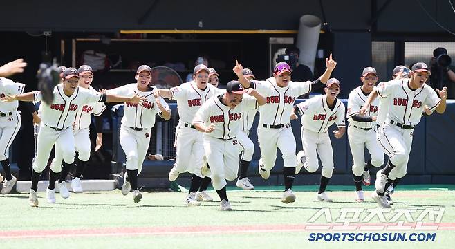12일 서울 목동구장에서 열린 제80회 청룡기 고교야구선수권 대회 및 주말리그 왕중왕전 부산고와 덕수고의 결승전. 7대3으로 승리하며 우승을 차지한 덕수고 선수들이 환호하고 있다. 목동=정재근 기자 cjg@sportschosun.com/2025.7.12/