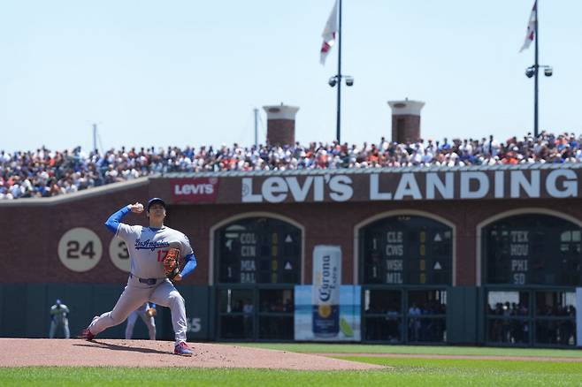 Jul 12, 2025; San Francisco, California, USA; Los Angeles Dodgers starting pitcher Shohei Ohtani (17) throws a pitch against the San Francisco Giants during the first inning at Oracle Park. Mandatory Credit: Darren Yamashita-Imagn Images

<저작권자(c) 연합뉴스, 무단 전재-재배포, AI 학습 및 활용 금지>