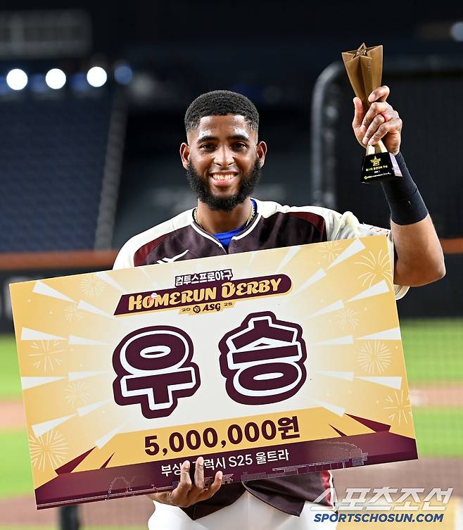 11일 대전 한화생명볼파크에서 열린 2025 KBO 올스타전 홈런 더비, 우승을 차지한 디아즈가 트로피를 들고 포즈를 취하고 있다. 대전=허상욱 기자wook@sportschosun.com/2025.07.11/