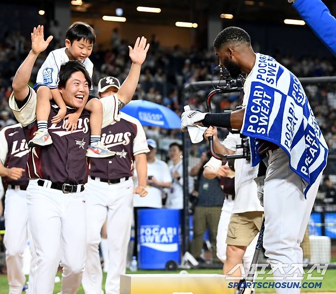 11일 대전 한화생명볼파크에서 열린 2025 KBO 올스타전 홈런 더비, 우승을 차지한 디아즈가 축하를 받고 있다. 대전=허상욱 기자wook@sportschosun.com/2025.07.11/