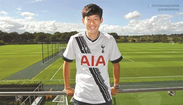 2015년 8월28일 토트넘과 계약했던 손흥민의 입단식 사진. ⓒ토트넘 훗스퍼