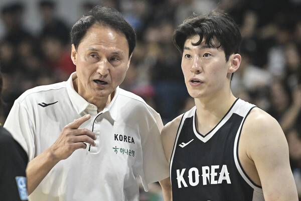 안준호 감독과 이정현. ⓒ대한민국농구협회