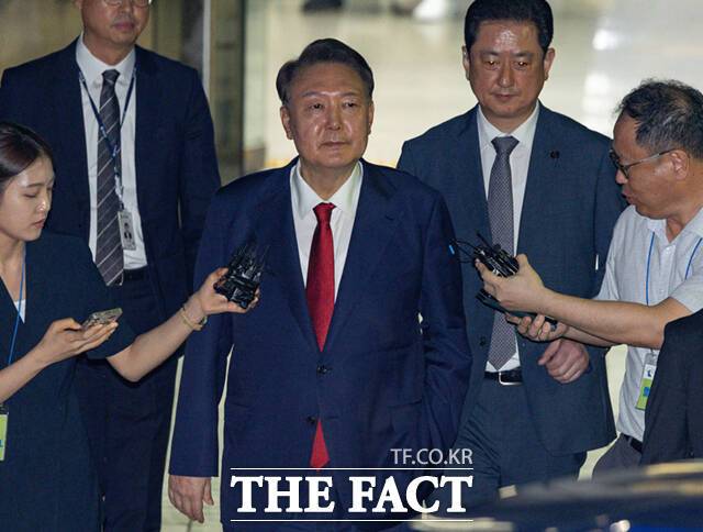 윤 전 대통령 측이 지병 관련 약 확보에 어려움을 토로해 출석이 불투명했지만 13일 법무부는 외부에서 차입한 약품들을 허가해 지급한 사실이 있다고 밝혔다. 사진은 9일 서울 서초구 서울중앙지방법원에서 열린 2차 구속 전 피의자 심문(영장실질심사)을 마친 뒤 서울구치소로 향하는 모습. /사진공동취재단