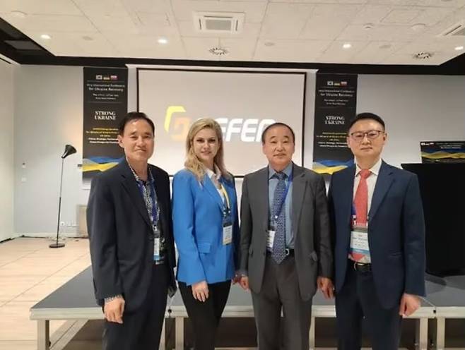 (왼쪽부터) 이응근 전 삼부토건 대표이사, 엘샤베타 샤브추크 우크라이나 비니치아주 의회 의장, 이양구 전 우크라이나 대사, 구세현 전 웰바이오텍 대표이사의 기념촬영 사진. 웰바이오텍은 2023년 5월 우크라이나 재건사업 관련 웰바이오텍과 삼부토건이 우크라이나 정부와 협의를 하고 있다며 이 사진을 언론에 제공했다. /웰바이오텍 제공