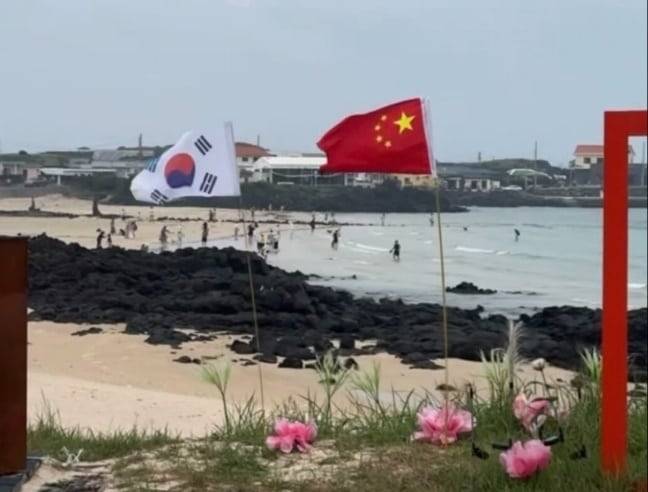 제주도 우도의 한 해변에서 중국 국기인 오성홍기가 태극기와 나란히 설치됐다가 철거되는 일이 발생했다. /스레드