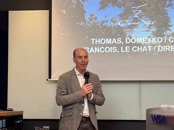 토마스 도메이코(Thomas Domeyko) 코노 수르(Cono Sur) 최고경영자(CEO)가 지난달 20일 서울 반포 WSA와인아카데미에서 코노 수르 와인에 대해 소개하고 있다./변지희 기자