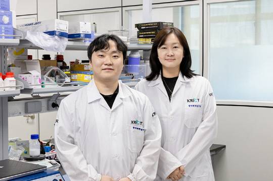 석정돈(사진 오른쪽) 한국화학연구원(화학연) 책임연구원과 최준영 화학연·과학기술연합대학원대학교 학생연구원. 한국화학연구원 제공