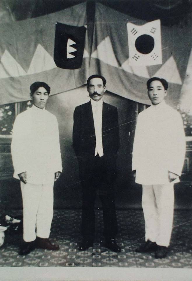 신규식에 세운 박달학원과 학생들. 가운데가 예관 신규식, 왼쪽이 신성모, 오른쪽은 예관의 친동생 신건식이다. 사진=독립기념관