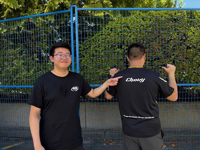 (왼쪽부터) 젠지 팬 넬슨 씨와 킹톤 리 씨는 홍콩에서 MSI 결승전을 보기 위해 캐나다를 찾았다. ⓒ데일리안 황지현 기자