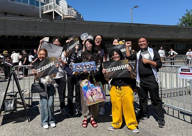 전 세계 각지에서 모인 젠지 팬들이 경기장을 배경으로 기념촬영을 하고 있다. ⓒ데일리안 황지현 기자