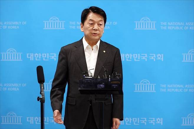 안철수 국민의힘 의원이 7일 오전 서울 여의도 국회 소통관 기자회견장에서 국민의힘 혁신위원장 사퇴 후 당대표 출마를 선언하는 기자회견을 마친 뒤 취재진의 질문에 답변하고 있다. ⓒ데일리안 홍금표 기자