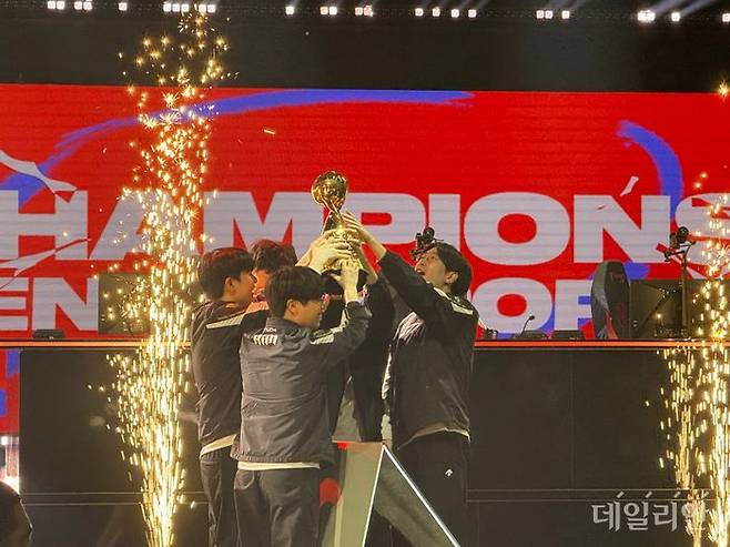 12일(현지시간) 캐나다 밴쿠버 퍼시픽 콜리시엄에서 열린 2025 미드 시즌 인비테이셔널(MSI)에서 젠지가 승리한 후 우승컵을 들어 올리고 있다. ⓒ데일리안 황지현 기자