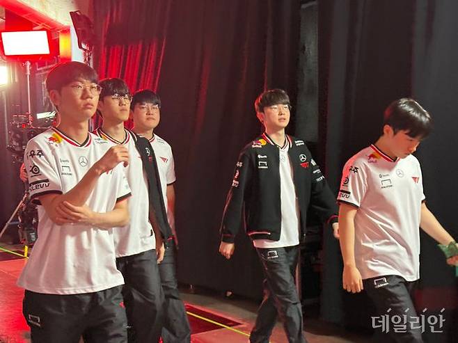 12일(현지시간) 캐나다 밴쿠버 퍼시픽 콜리시엄에서 열린 2025 미드 시즌 인비테이셔널(MSI)에서 T1 선수단이 3세트 종료 후 이동하고 있다. ⓒ데일리안 황지현 기자