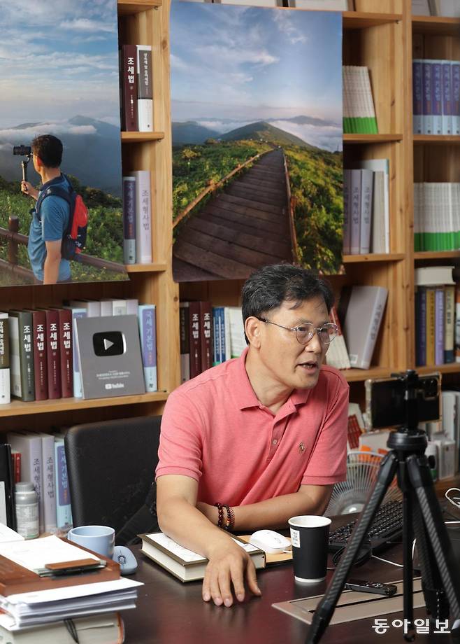 그의 법률사무소는 서울 송파구의 한 지식산업센터에 자리하고 있다. 유튜브 구독자도 꾸준히 늘어 구글이 10만 이상 구독자를 확보한 채널에 보내주는 실버버튼을 받았다.  변영욱 기자 cut@donga.com