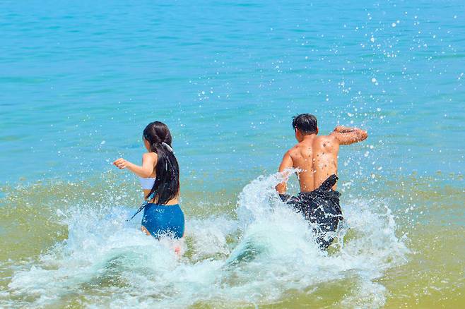 올여름 평년보다 높은 기온과 인파 증가로 익수 사고가 급증하고 있다. 음주 수영과 안전 수칙 미준수, 기상 예보 무시는 주요 원인으로, 특히 오후 1시~5시 사이 사고가 집중된다. 구명조끼 착용과 지정 구역 이용, 기상 확인이 필수다. (사진=게티이미지)