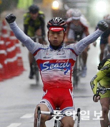 조호성이 2009년 사상 처음으로 서울 도심에서 열린 2009 투르 드 서울 국제사이클대회에서 두 팔을 벌리고 가장 먼저 골인하고 있다. 동아일보 DB