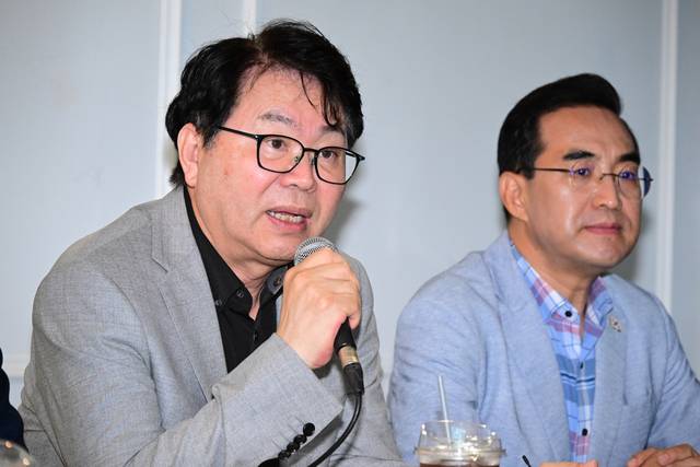 대통령직속 국정기획위원회 이한주 위원장이 13일 서울 종로구 한 카페에서 열린 기자간담회에서 발언하고 있다. 오른쪽은 국정위 기획분과장인 박홍근 더불어민주당 의원.