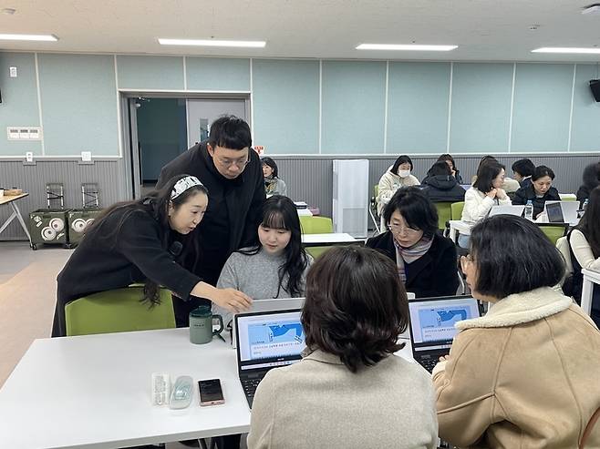 이티에듀 컨소시엄 소속 강사들이 삼일초등학교 교원 대상으로 연수를 하고 있다.