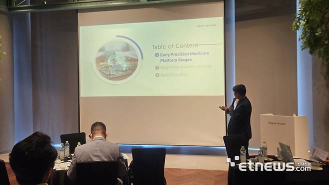 정창욱 서울대병원 정보화실장이 HIMSS CXO 서밋에서 정밀의료 플랫폼에 대해 소개하고 있다.