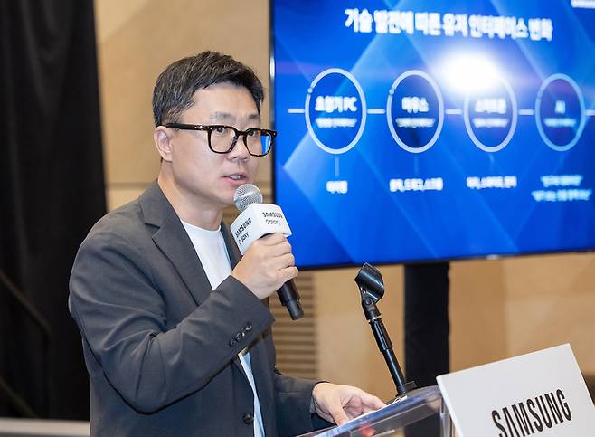 박지선 삼성전자 MX사업부 랭귀지AI팀 부사장이 9일(현지시간) 미국 뉴욕 윌리엄 베일 호텔에서 멀티모달AI를 소개하고 있다.