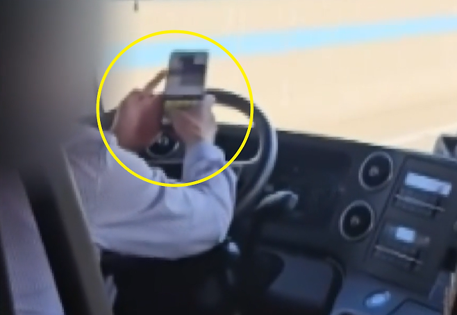 한 공항버스 운전기사가 운전 중 휴대전화를 하고 있다./사진=JTBC '사건반장' 캡처