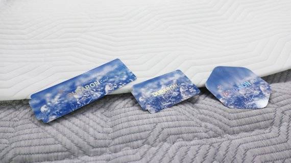 '듀라론-쿨' 원사로 제작된 냉감침구 제품과 신규 정품택 3종. 휴비스제공